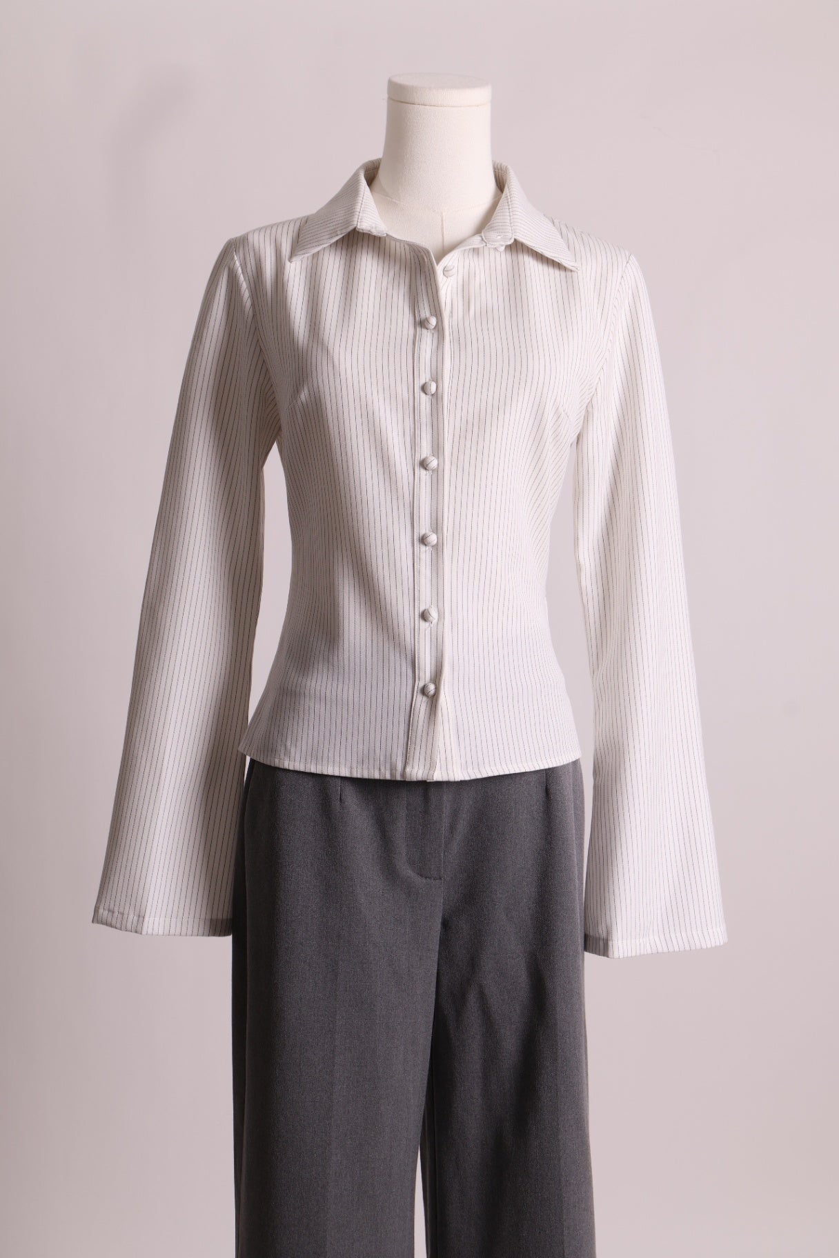 Chemise rayée avec un col classique et bras large