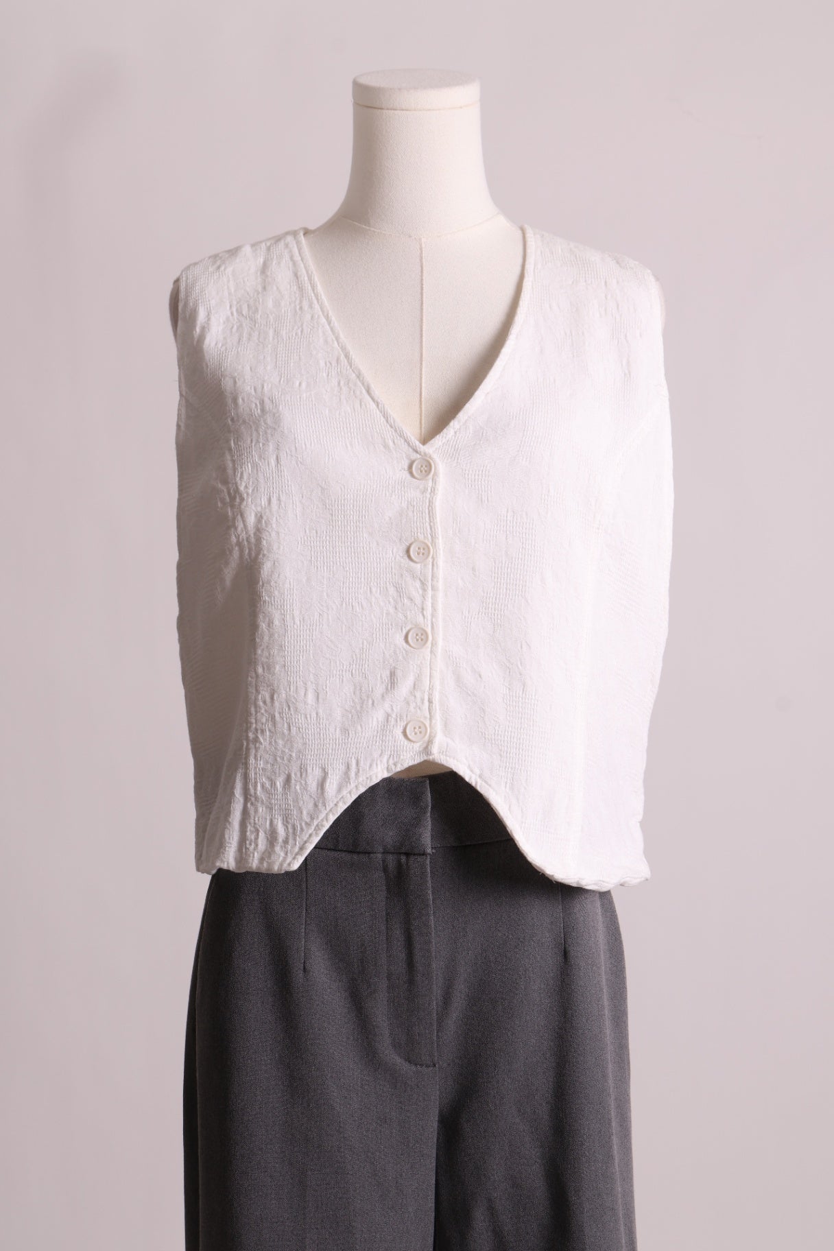 Veste boutonnée gaufrée avec broderie discrète de fleurs
