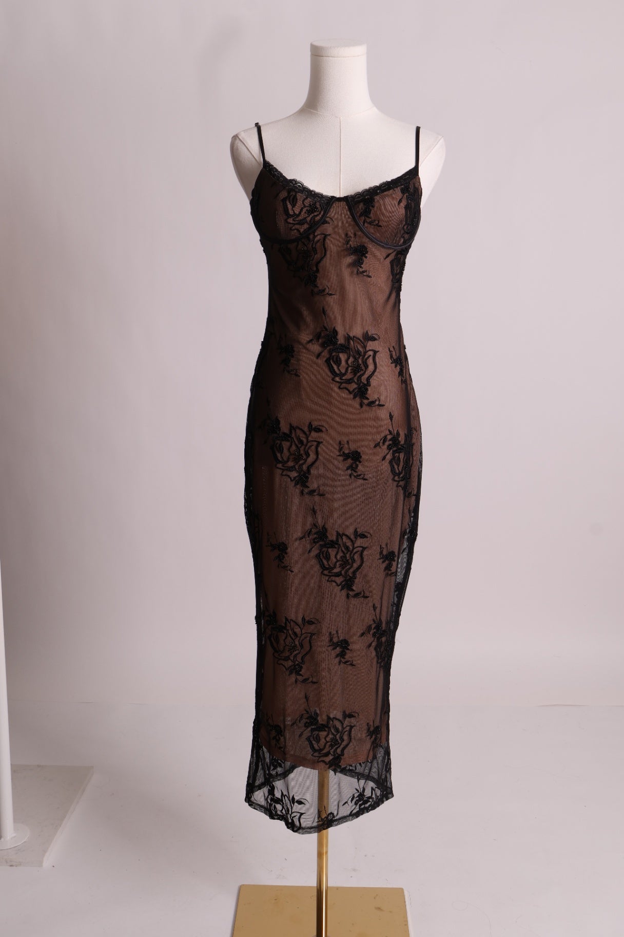Robe midi avec broderies florales sur mesh transparent