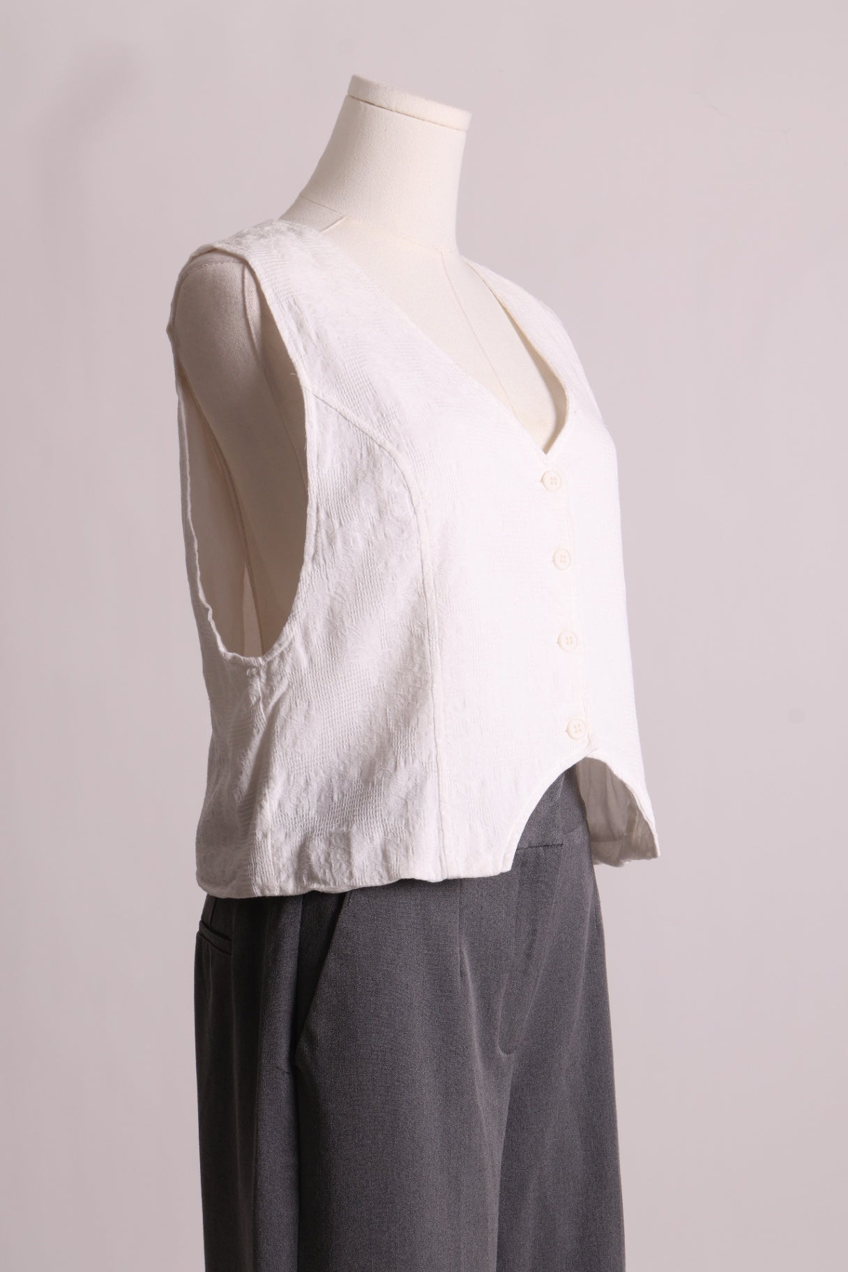 Veste boutonnée gaufrée avec broderie discrète de fleurs