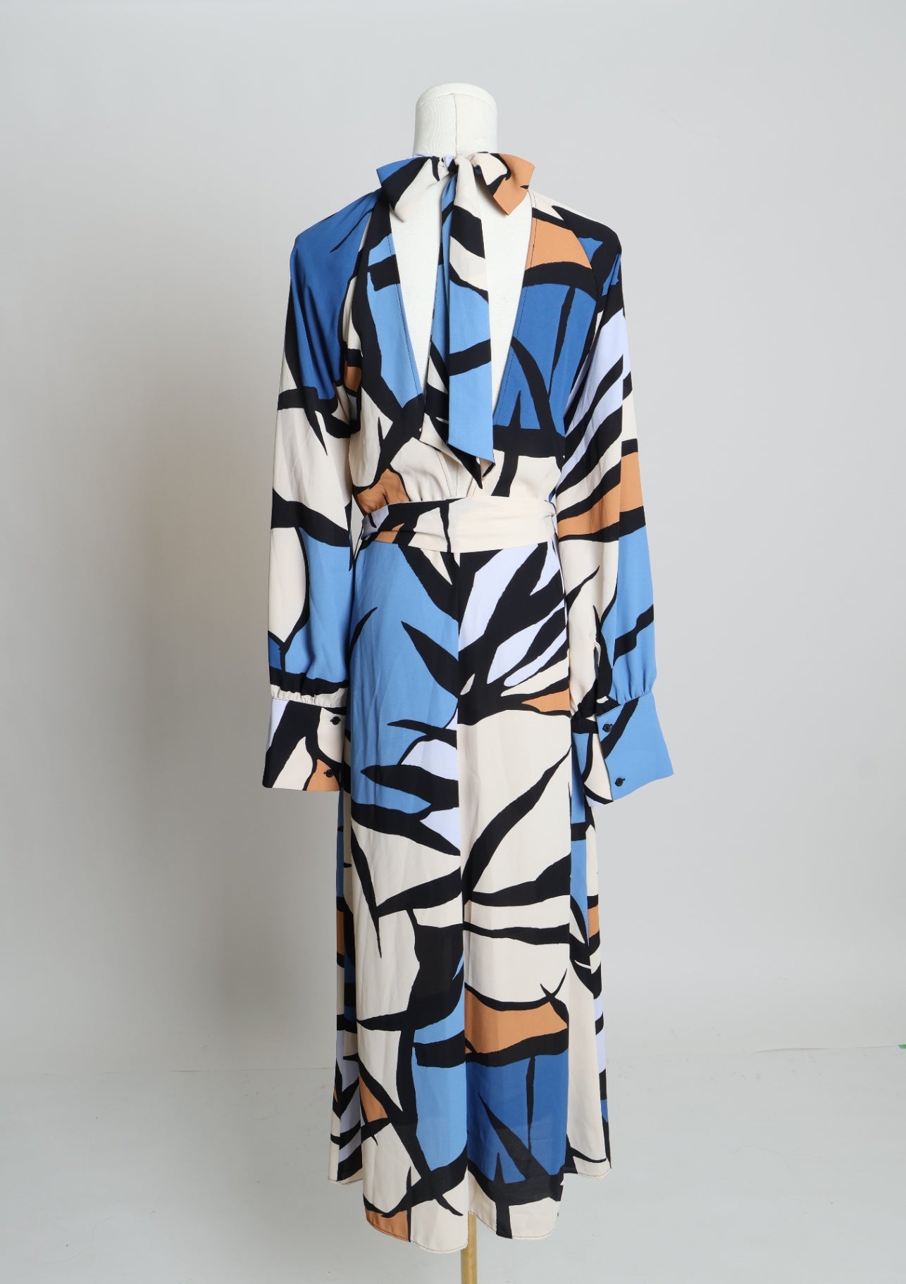 Robe longue à motifs abstraits avec ceinture assortie