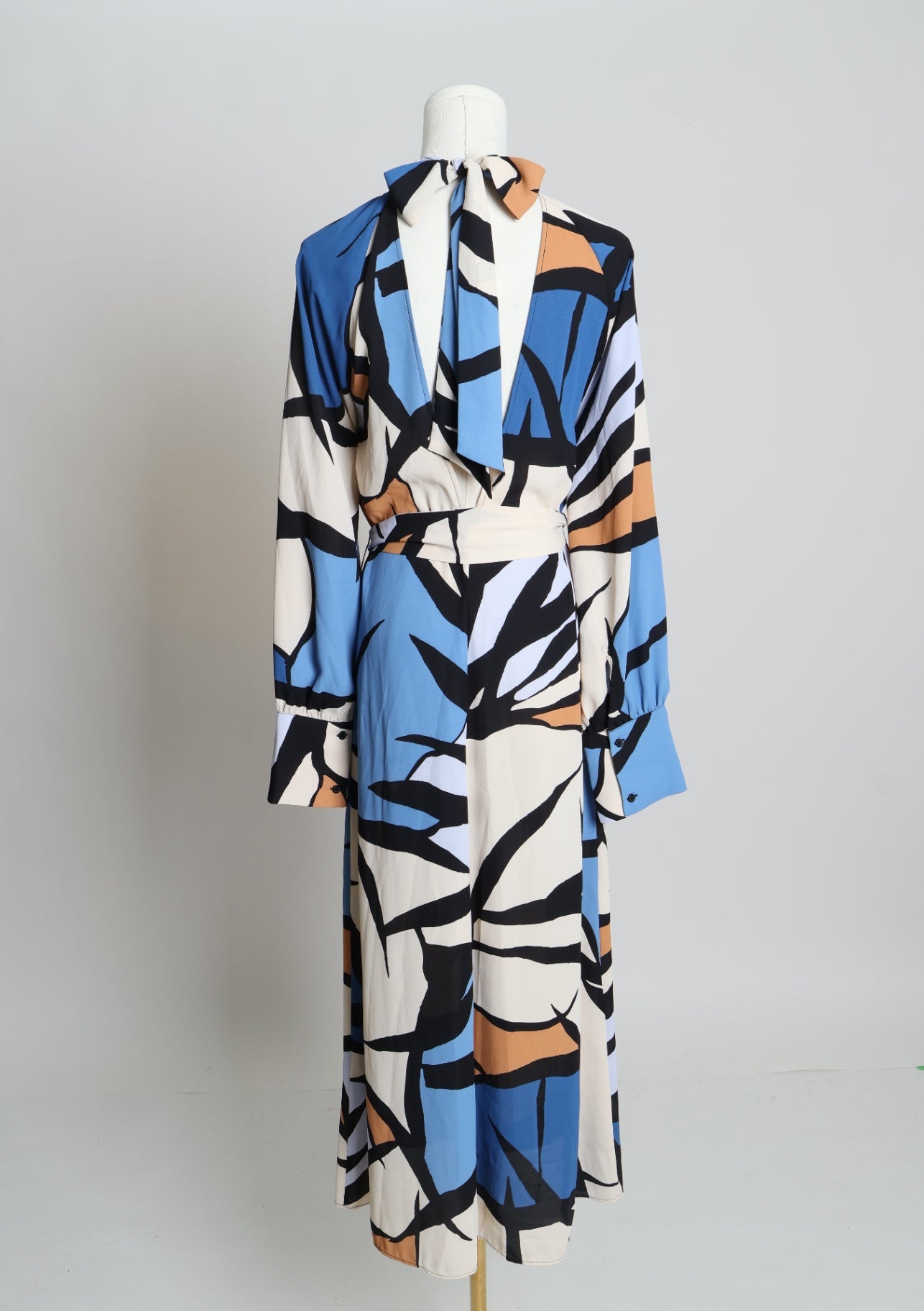 Robe longue à motifs abstraits avec ceinture assortie