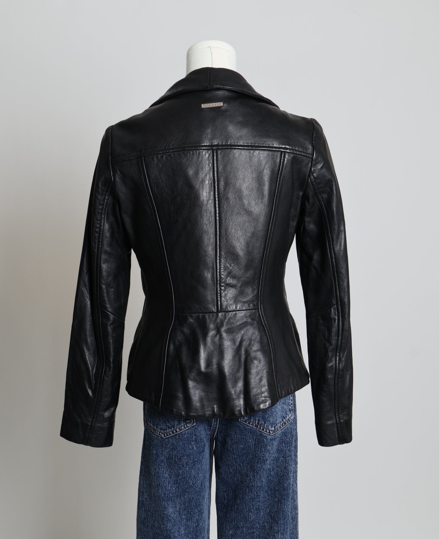 Manteau de cuir avec col à revers 