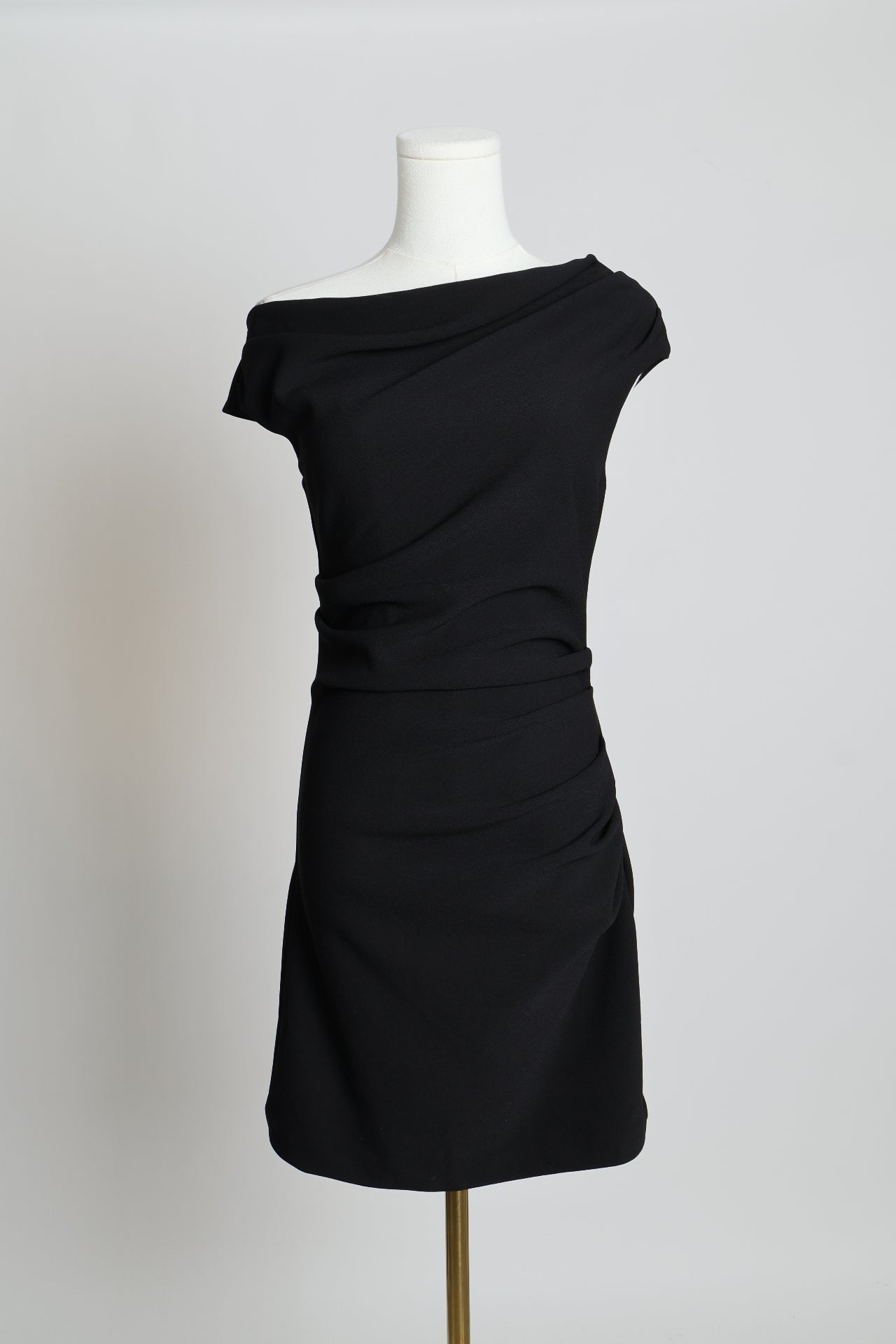 Robe courte avec décolleté drapé