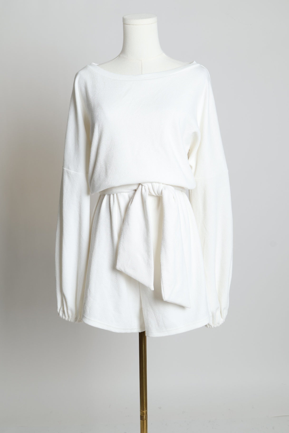 Combishort avec manches bouffantes et ceinture