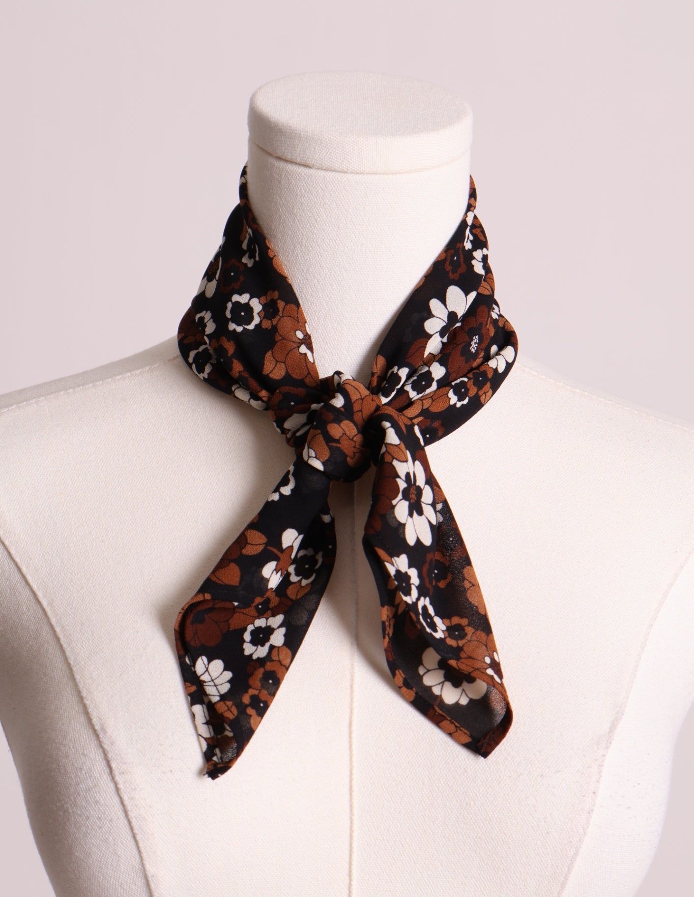 Foulard avec motif fleuri