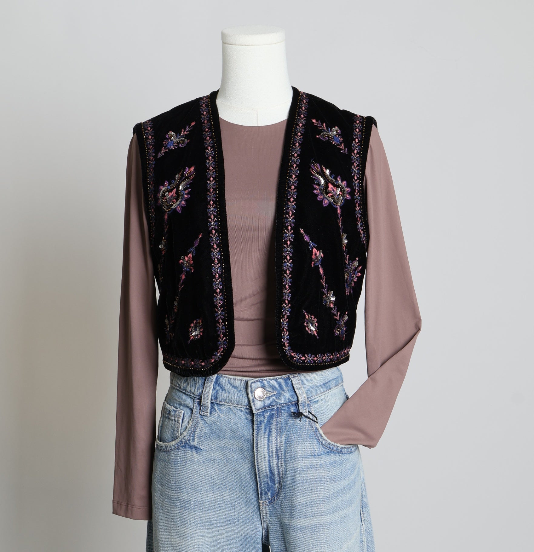 Veste courte en velours avec broderie florales perlées