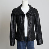 Manteau de cuir avec col à revers 