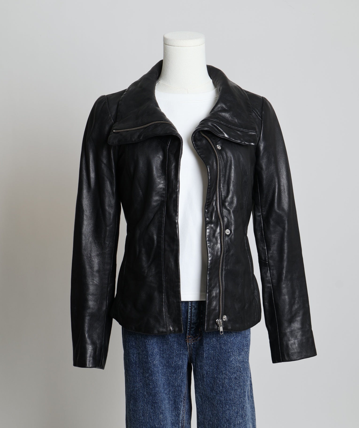 Manteau de cuir avec col à revers 