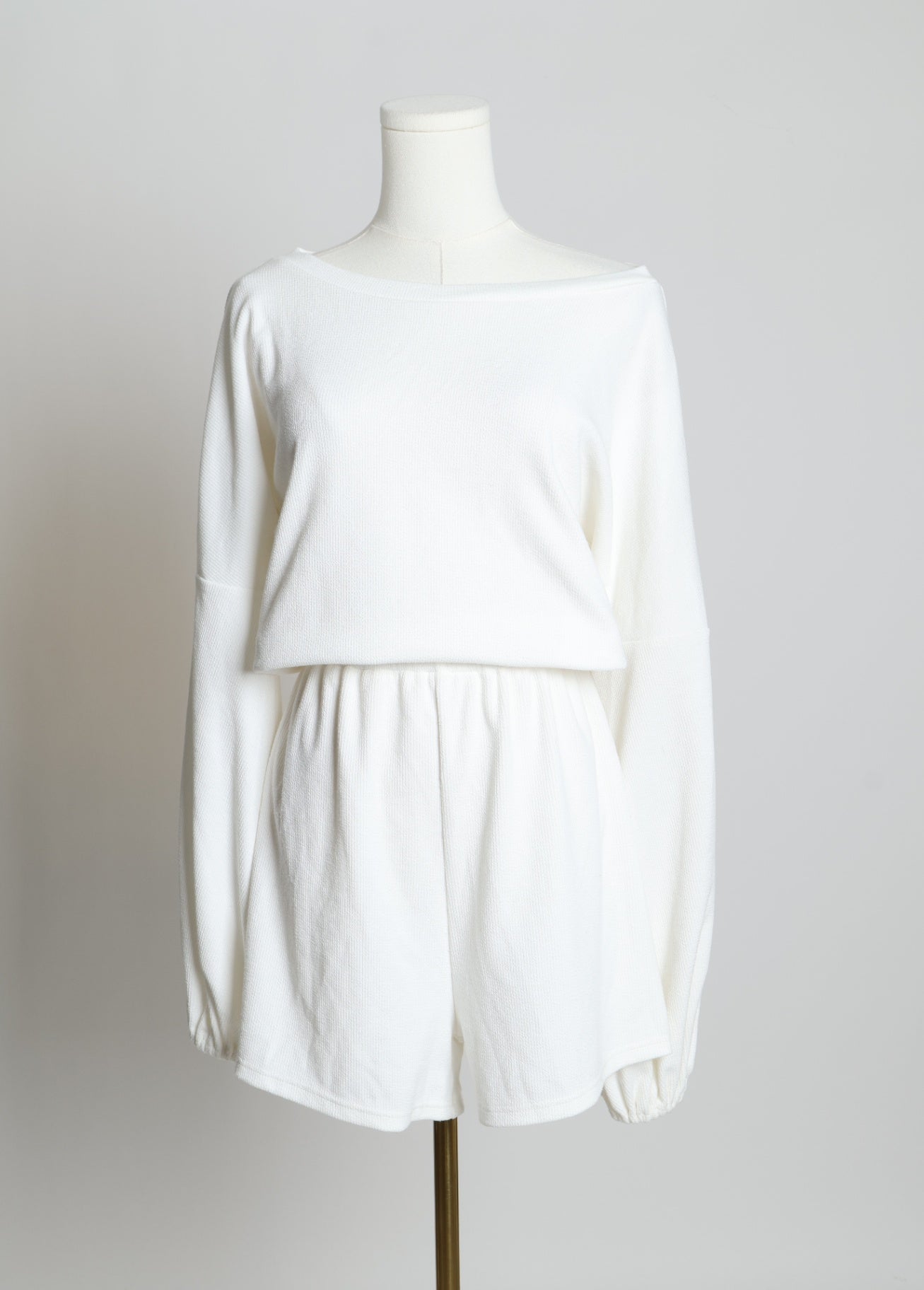 Combishort avec manches bouffantes et ceinture