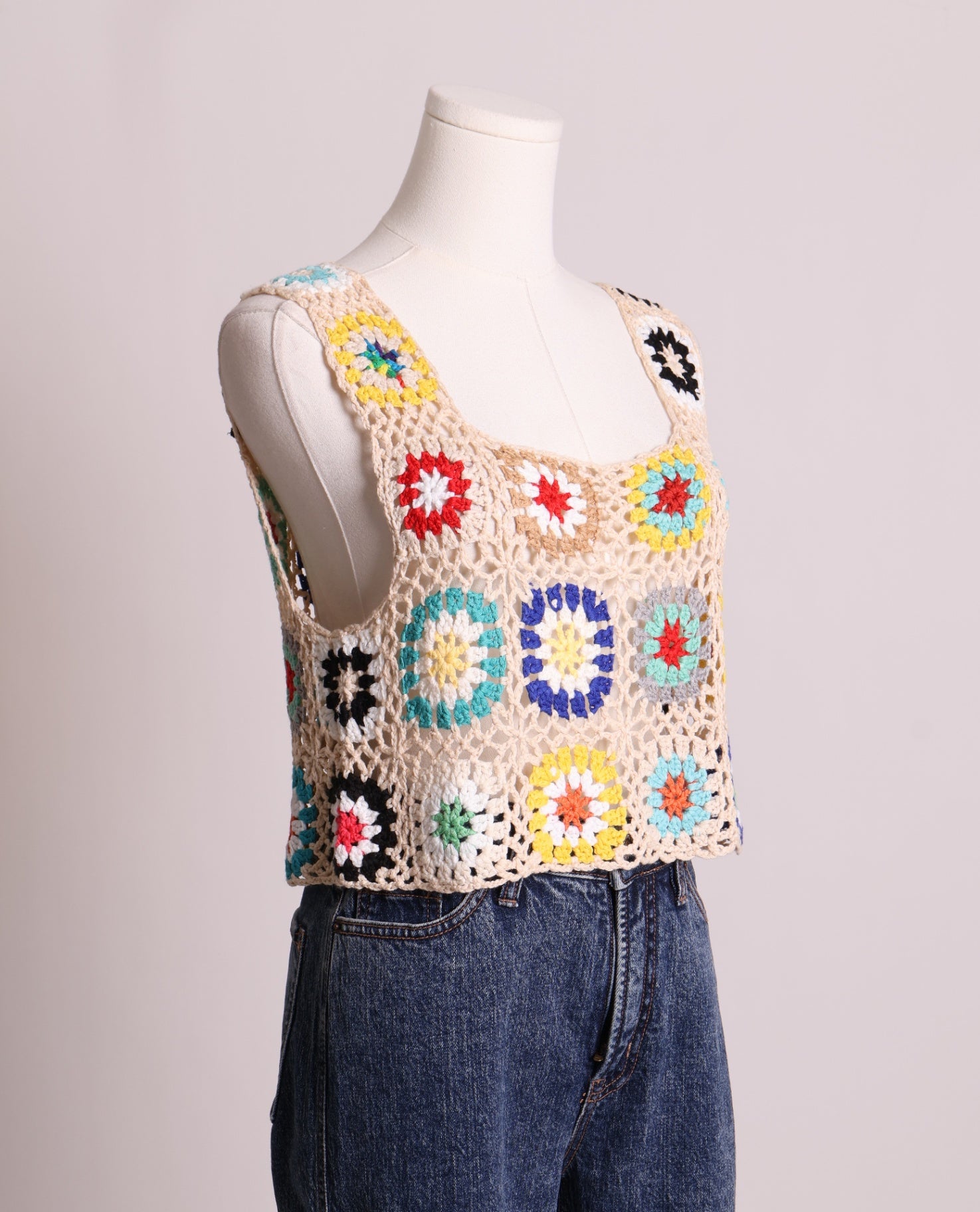 Camisole style crop-top en tricot avec motif de fleurs