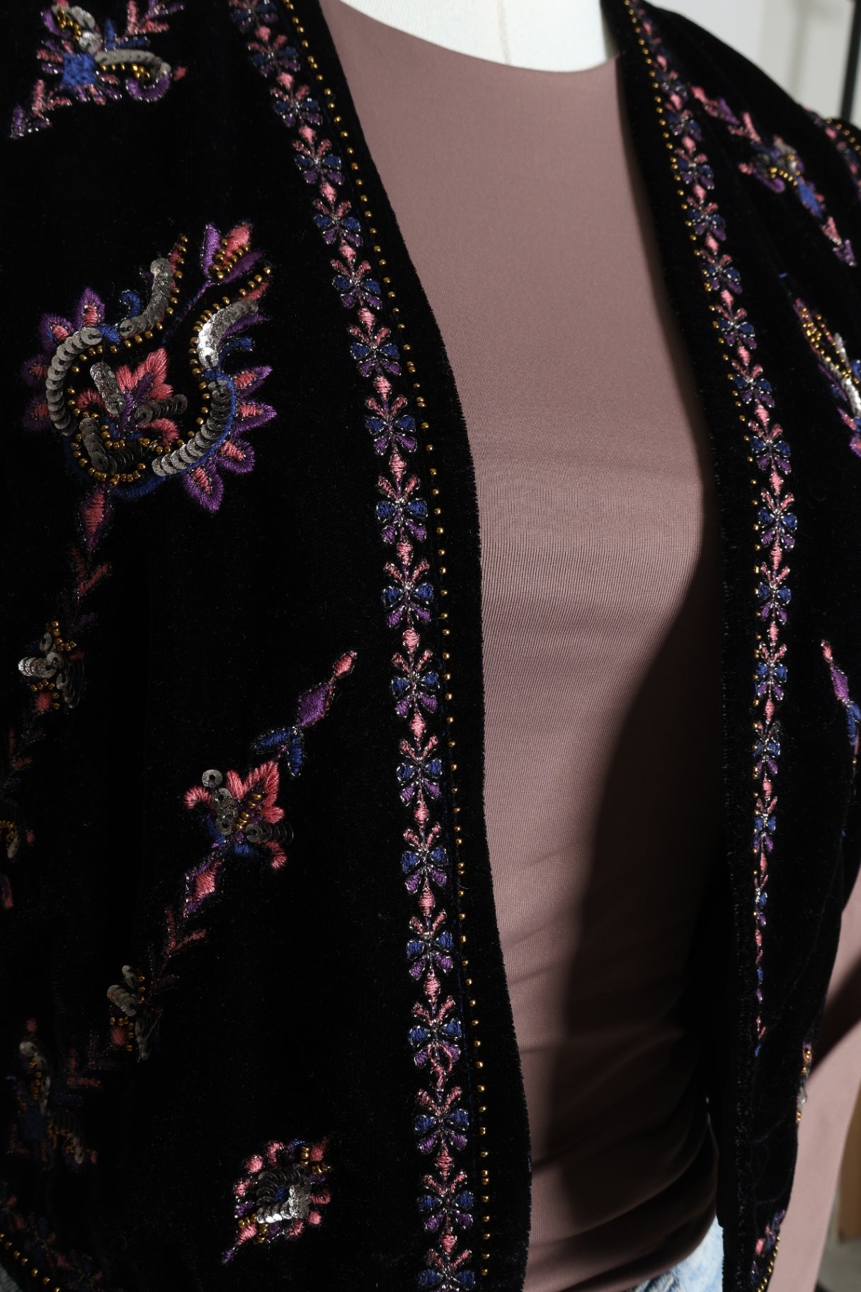 Veste courte en velours avec broderie florales perlées