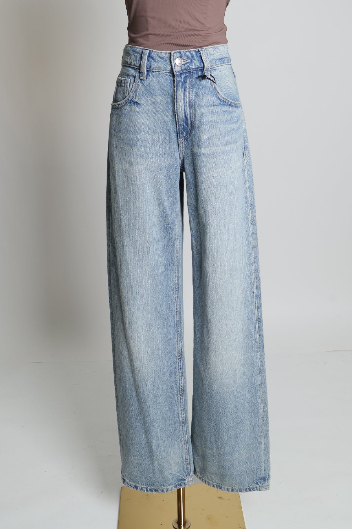 Jean délavé taille haute et jambes larges