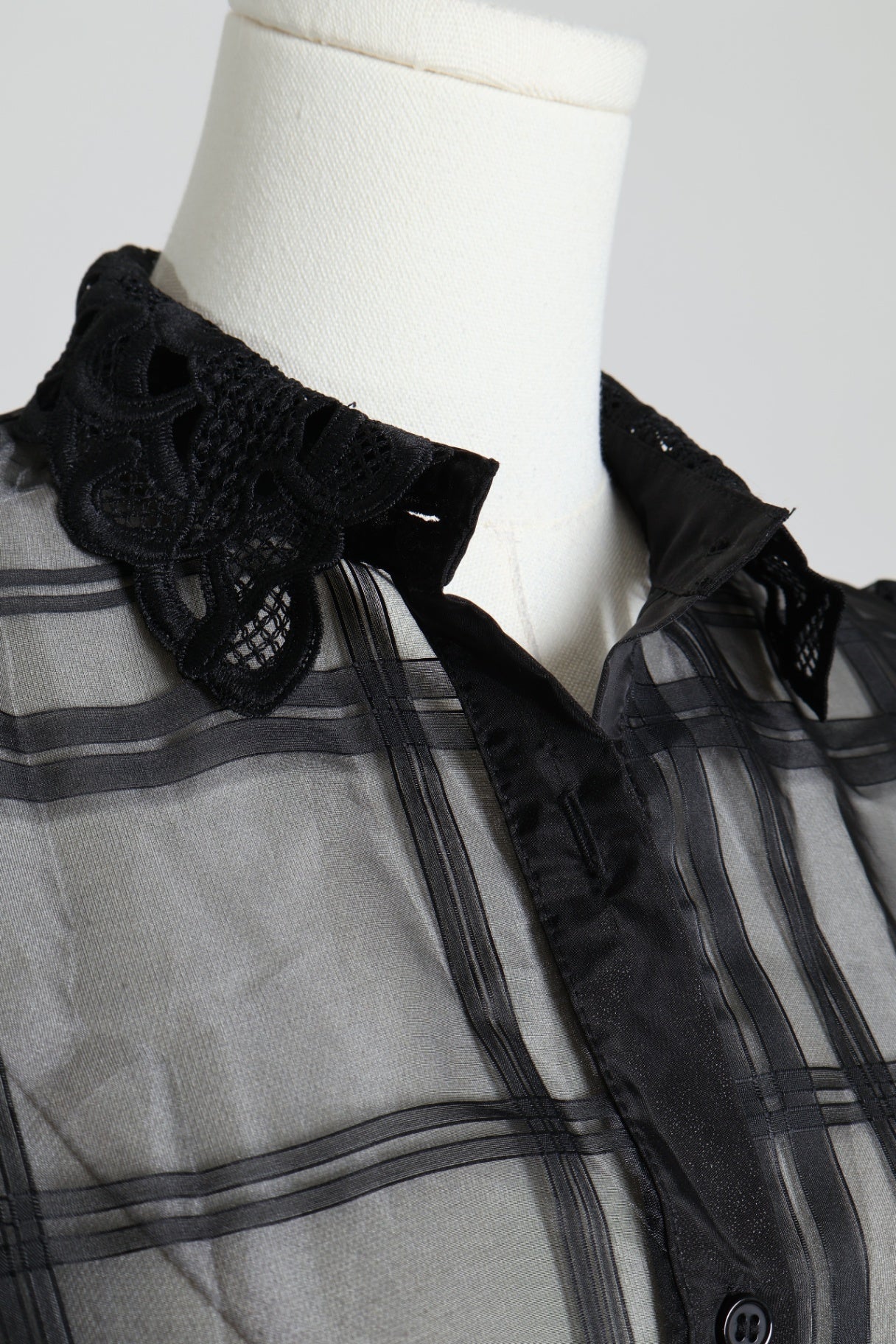 Chemise noire transparente à carreaux 