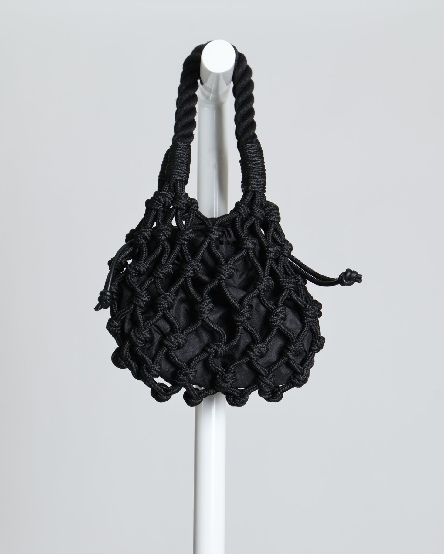Sac avec tressage de corde nouée