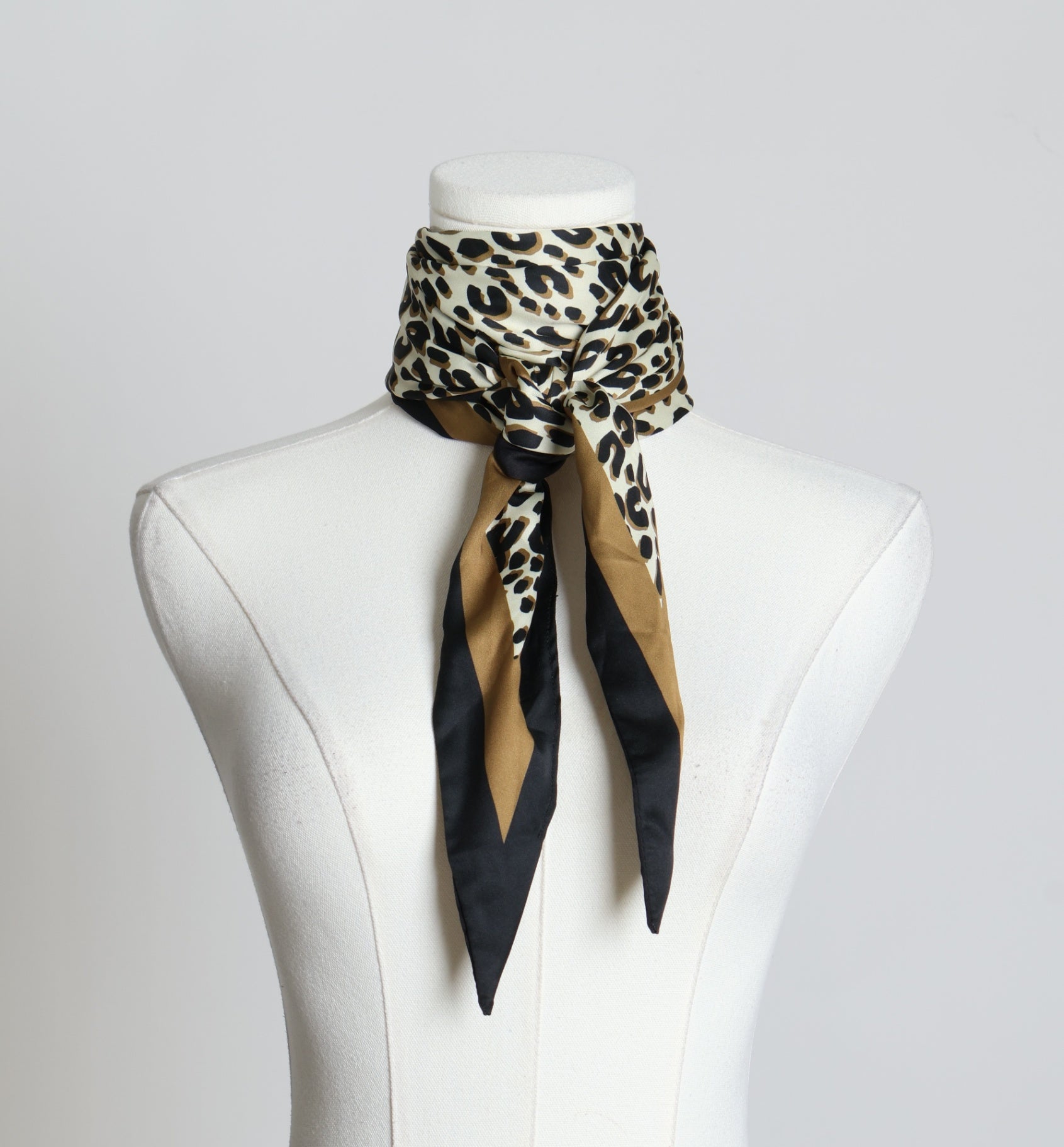 Foulard en losange à motif léopard
