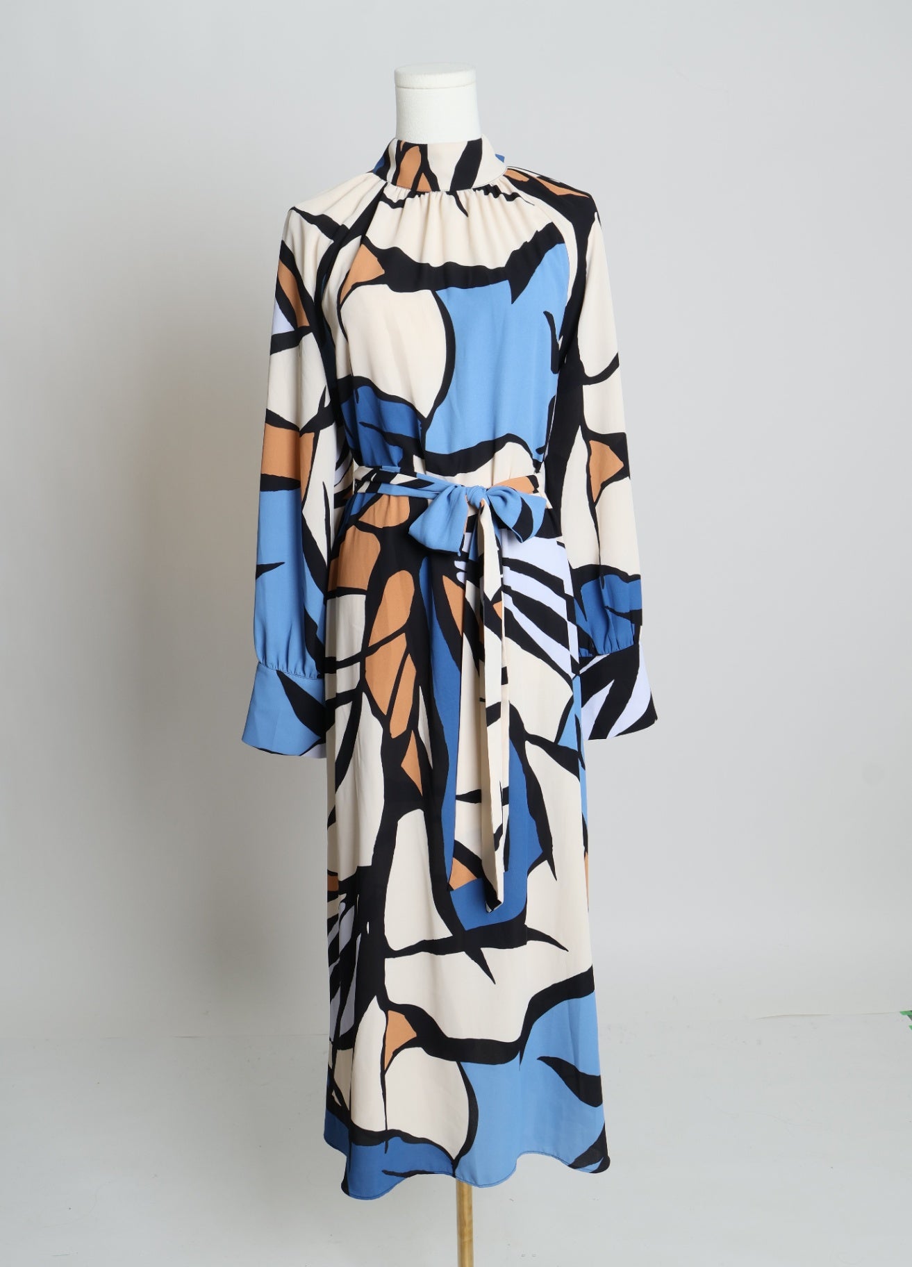 Robe longue à motifs abstraits avec ceinture assortie