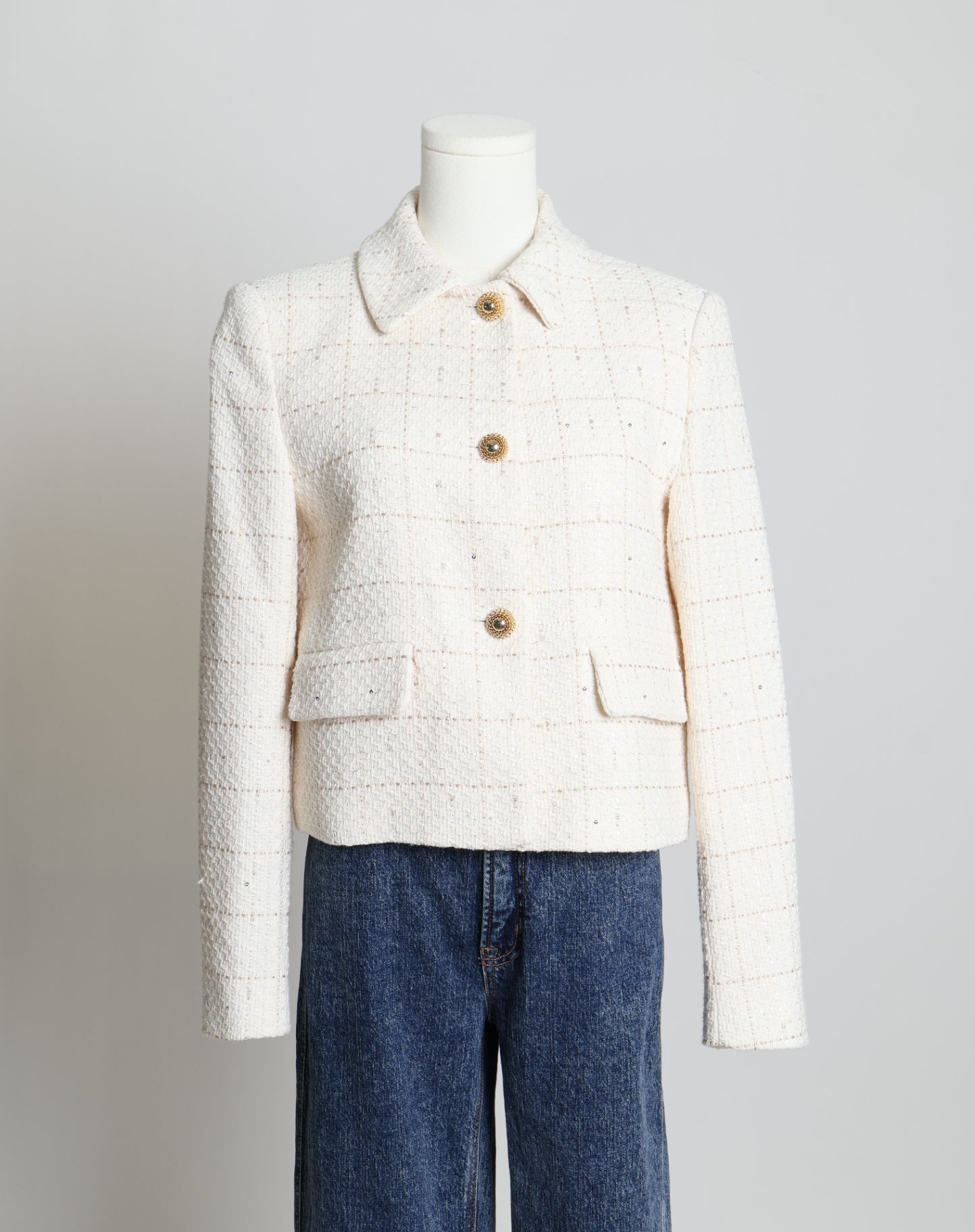 Veston court en tweed à carreaux et boutons dorés