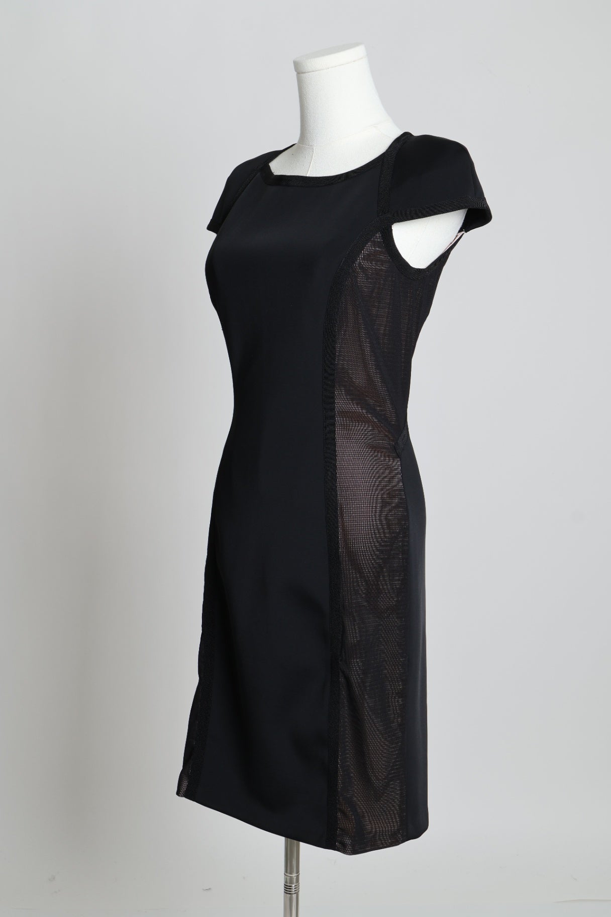 Robe avec empiècements latéraux transparents