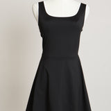 Robe de sport noir avec détail blanc et short intégré