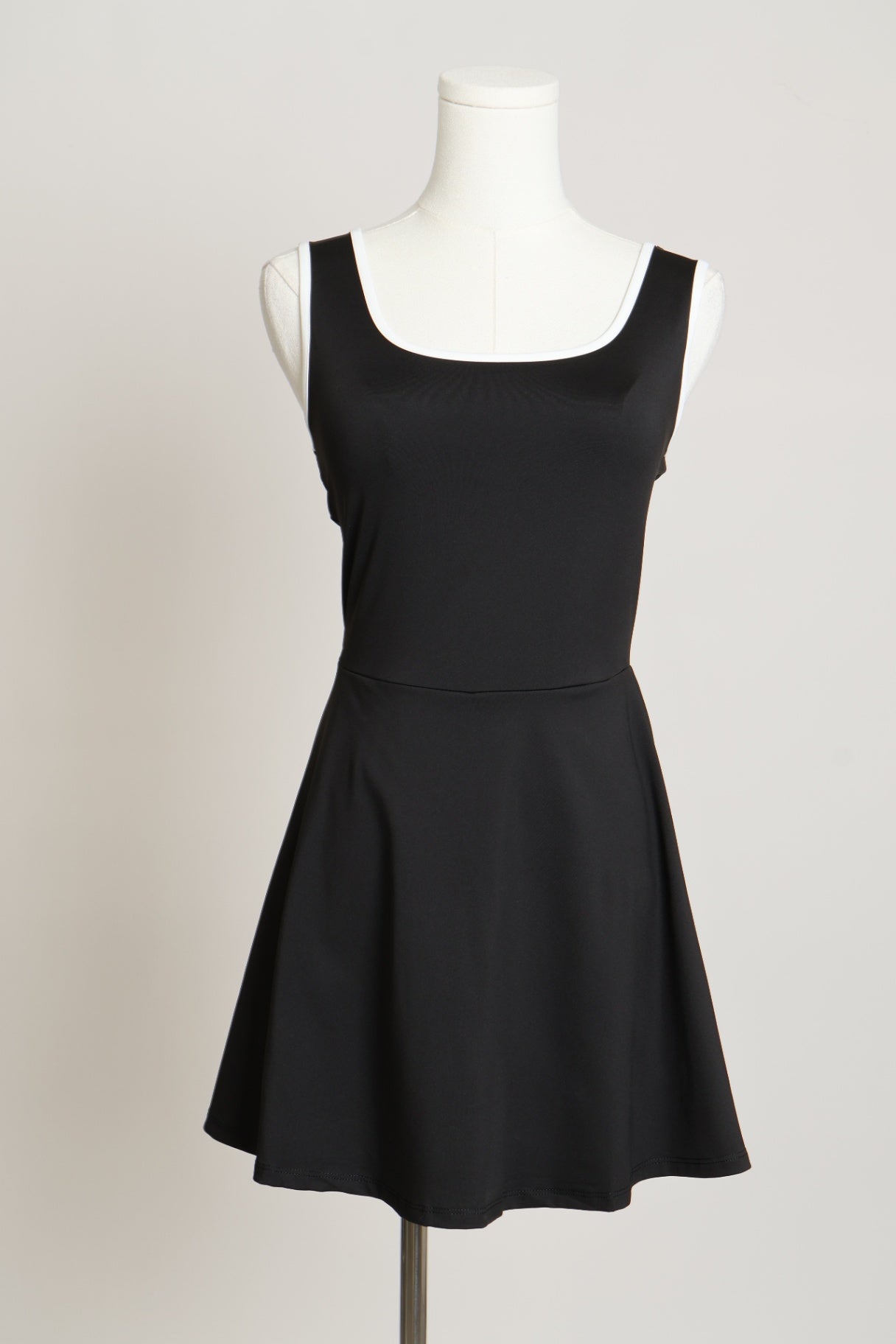 Robe de sport noir avec détail blanc et short intégré