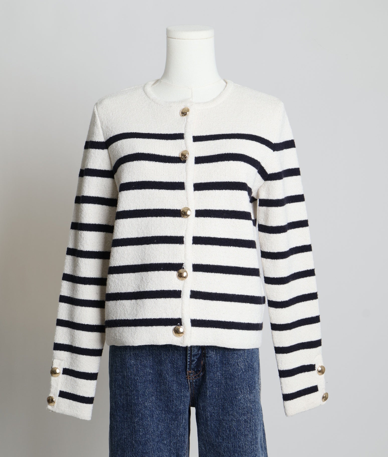 Cardigan écru à rayures noires avec boutons dorés