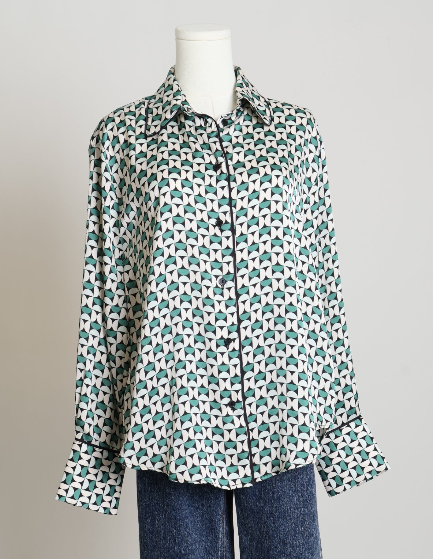 Blouse satinée à motifs géométriques