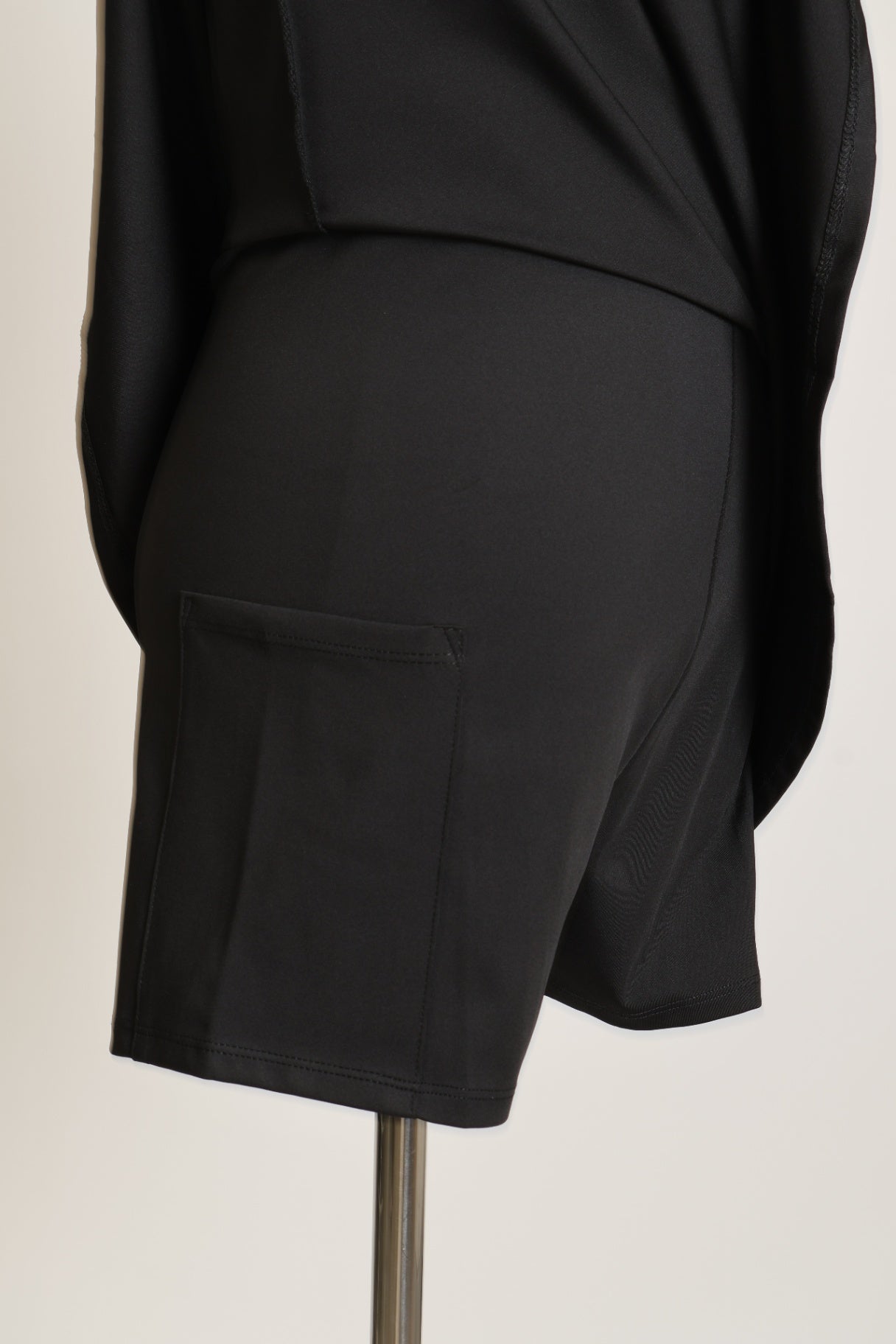 Robe de sport noir avec détail blanc et short intégré