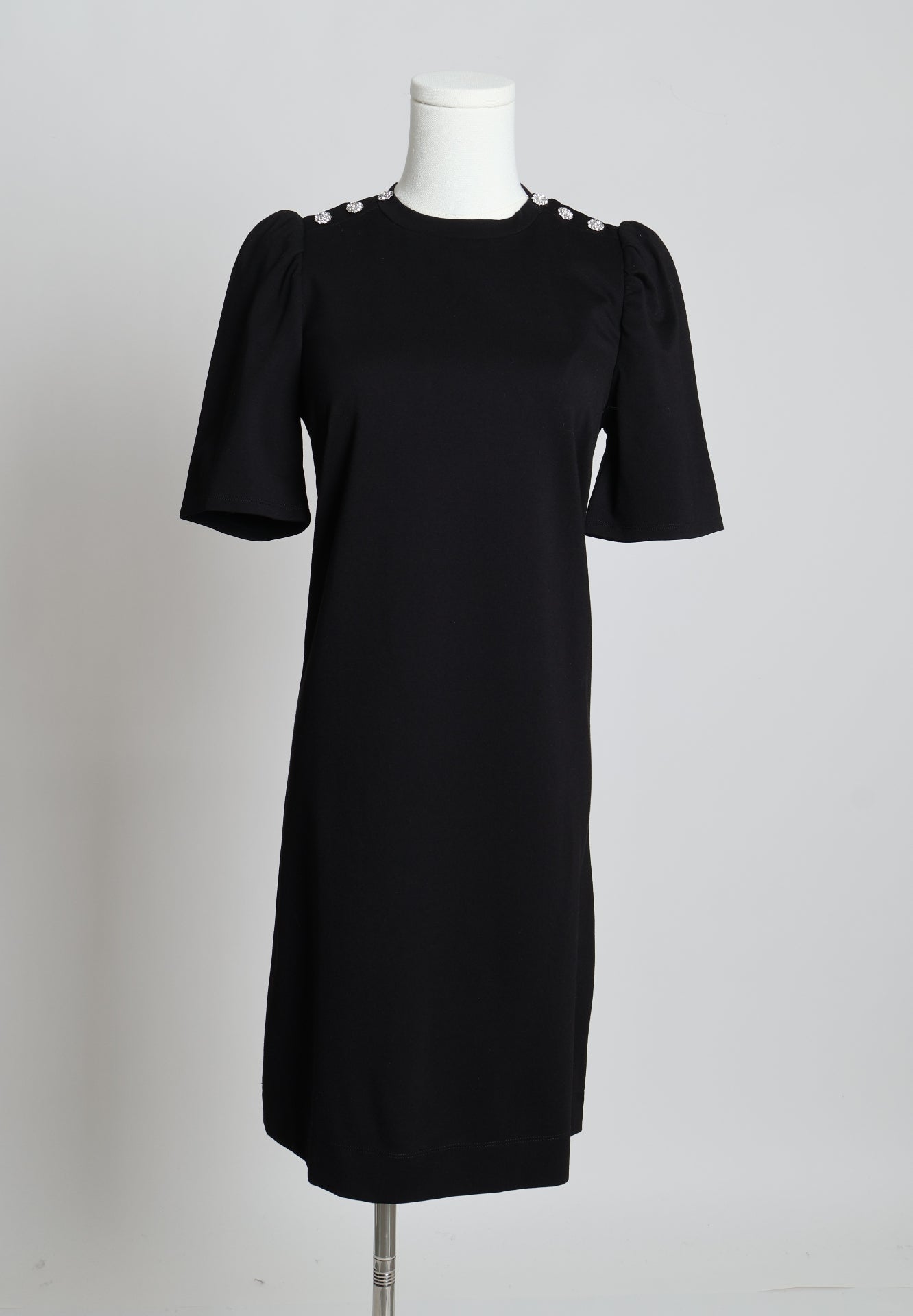 Robe avec boutons brillants sur les épaules