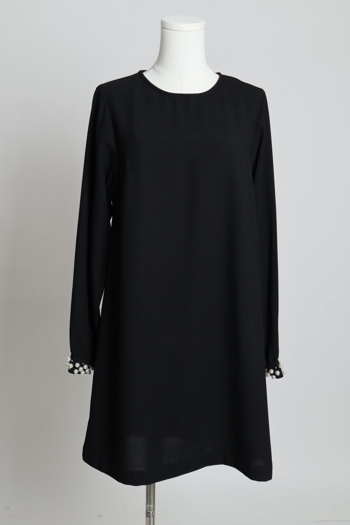 Robe avec poignets ornés de perles