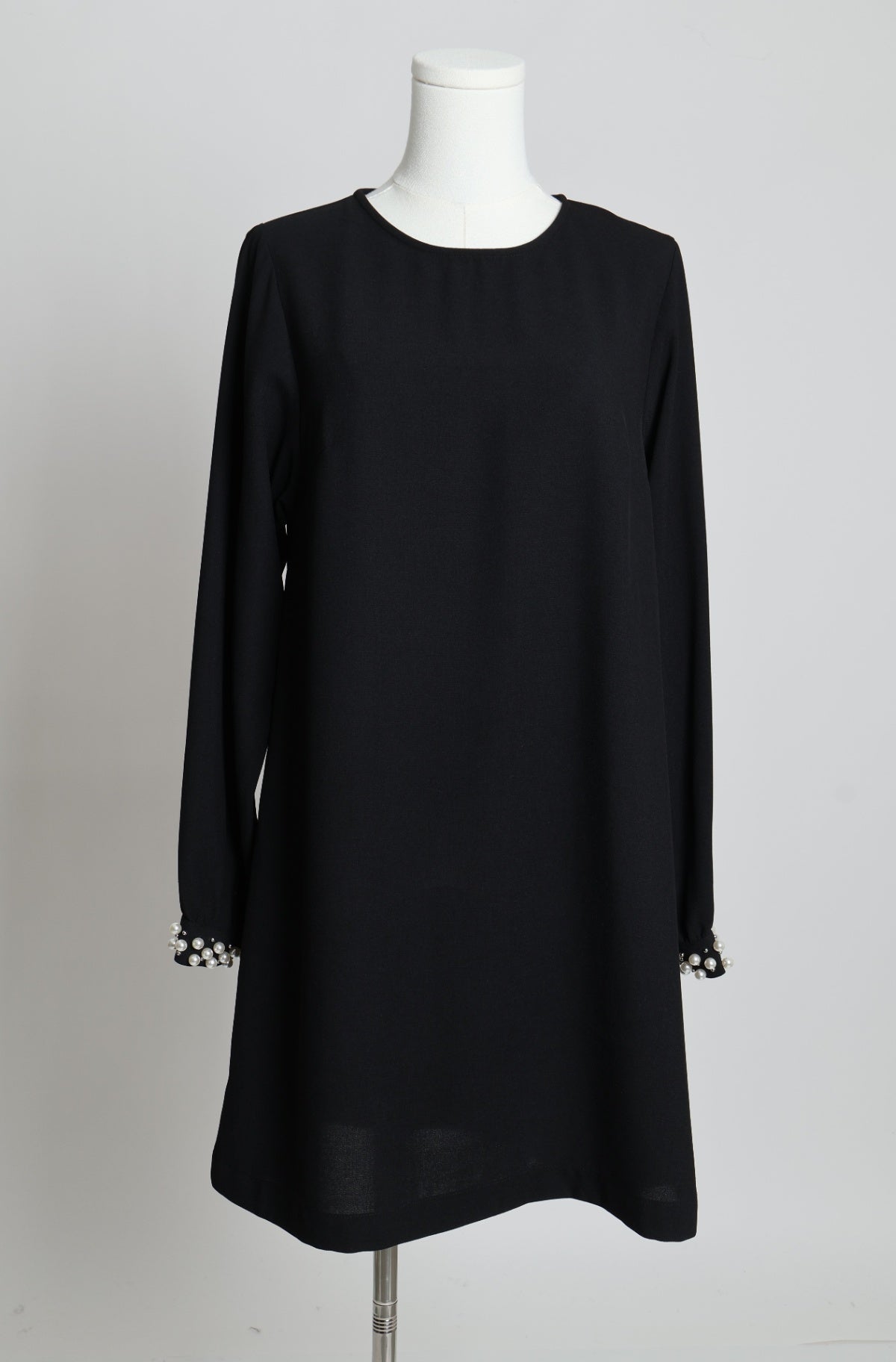 Robe avec poignets ornés de perles