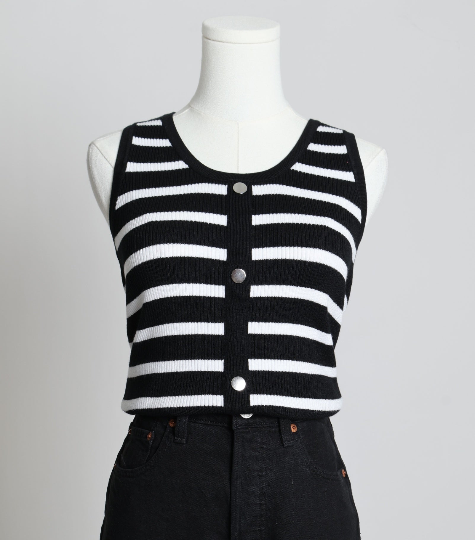 Camisole en tricot rayé avec boutons argentés