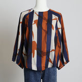 Blouse fluide à rayures et motifs abstraits