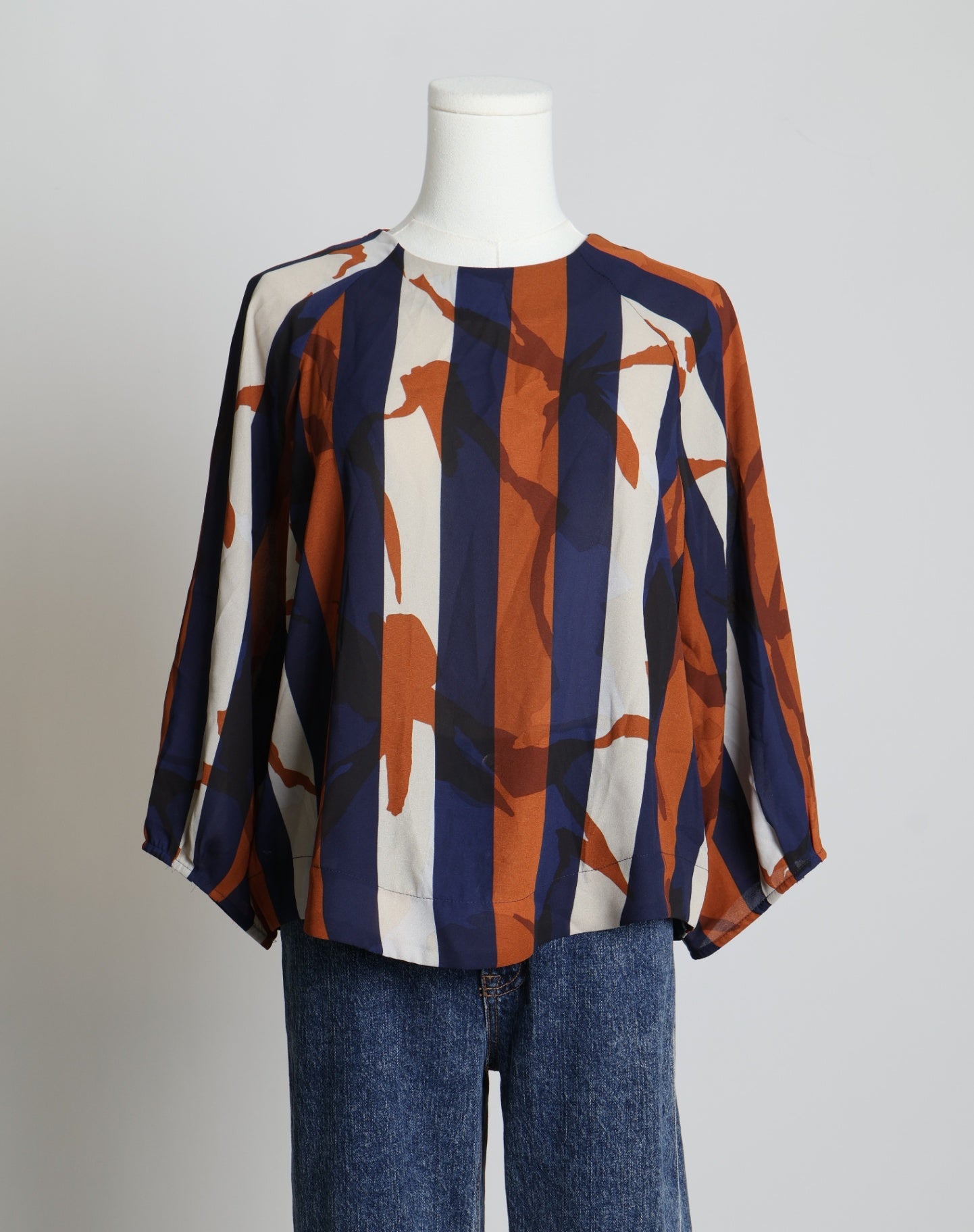 Blouse fluide à rayures et motifs abstraits