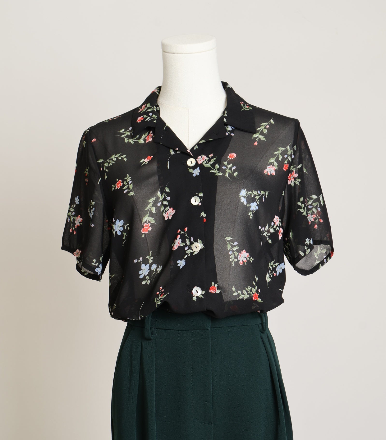 Chemise transparente à motifs florales