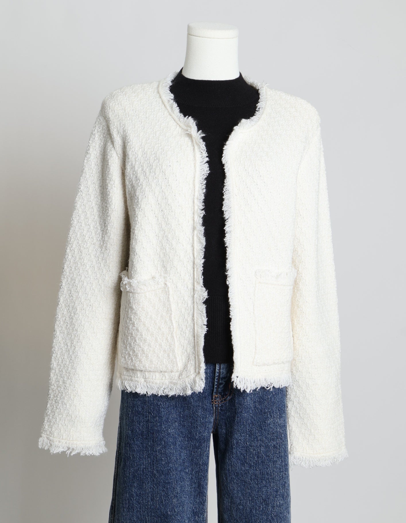 Veste blanche en tweed bouclé avec épaulettes