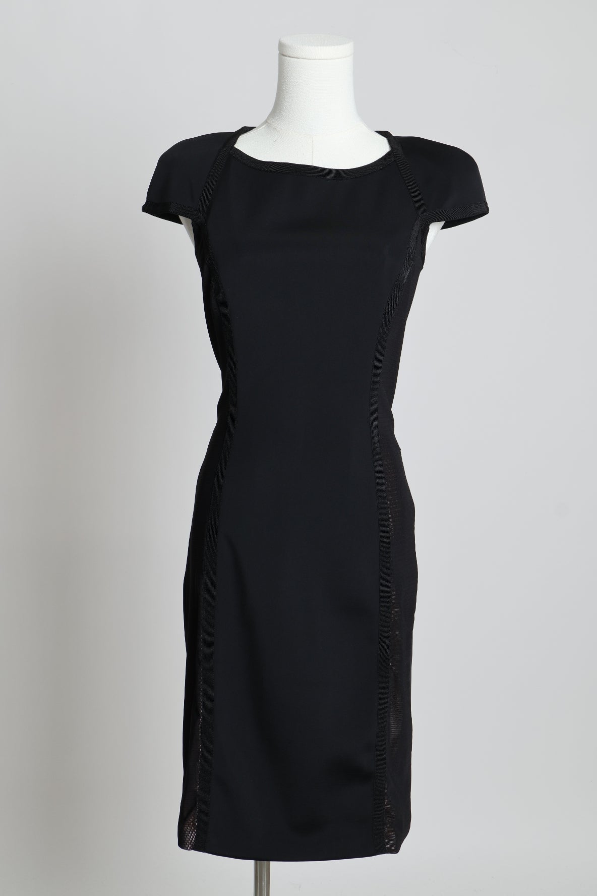 Robe avec empiècements latéraux transparents
