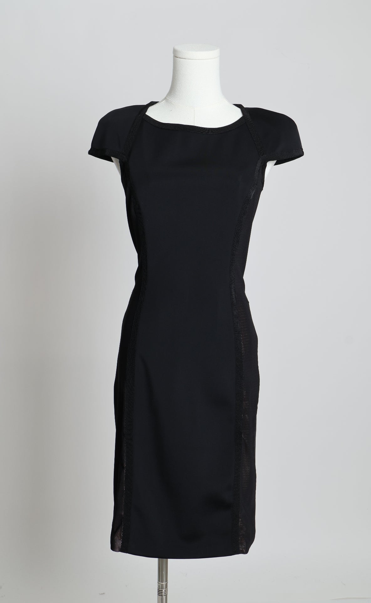 Robe avec empiècements latéraux transparents