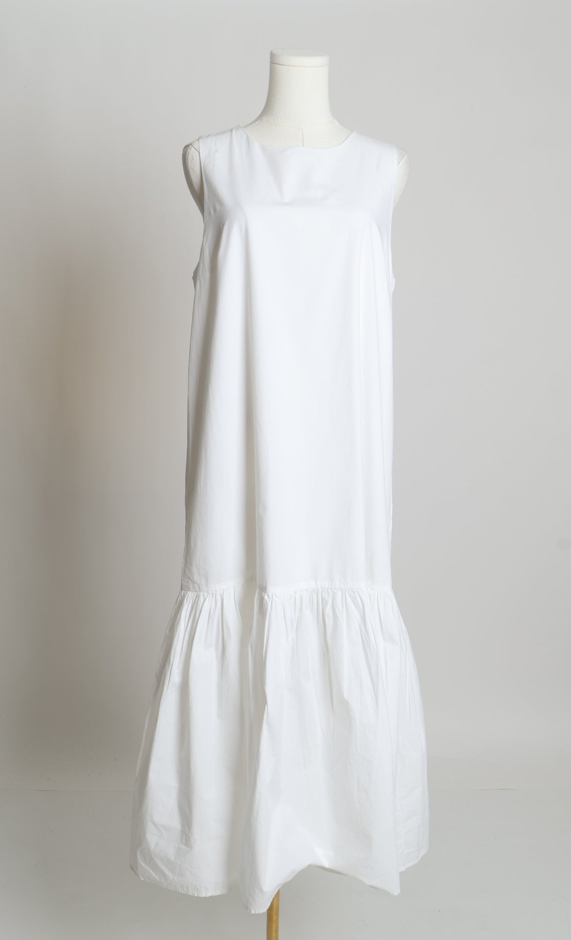 Robe sans manches avec volant au bas