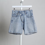 Short en demin avec ceinture croisée asymétrique