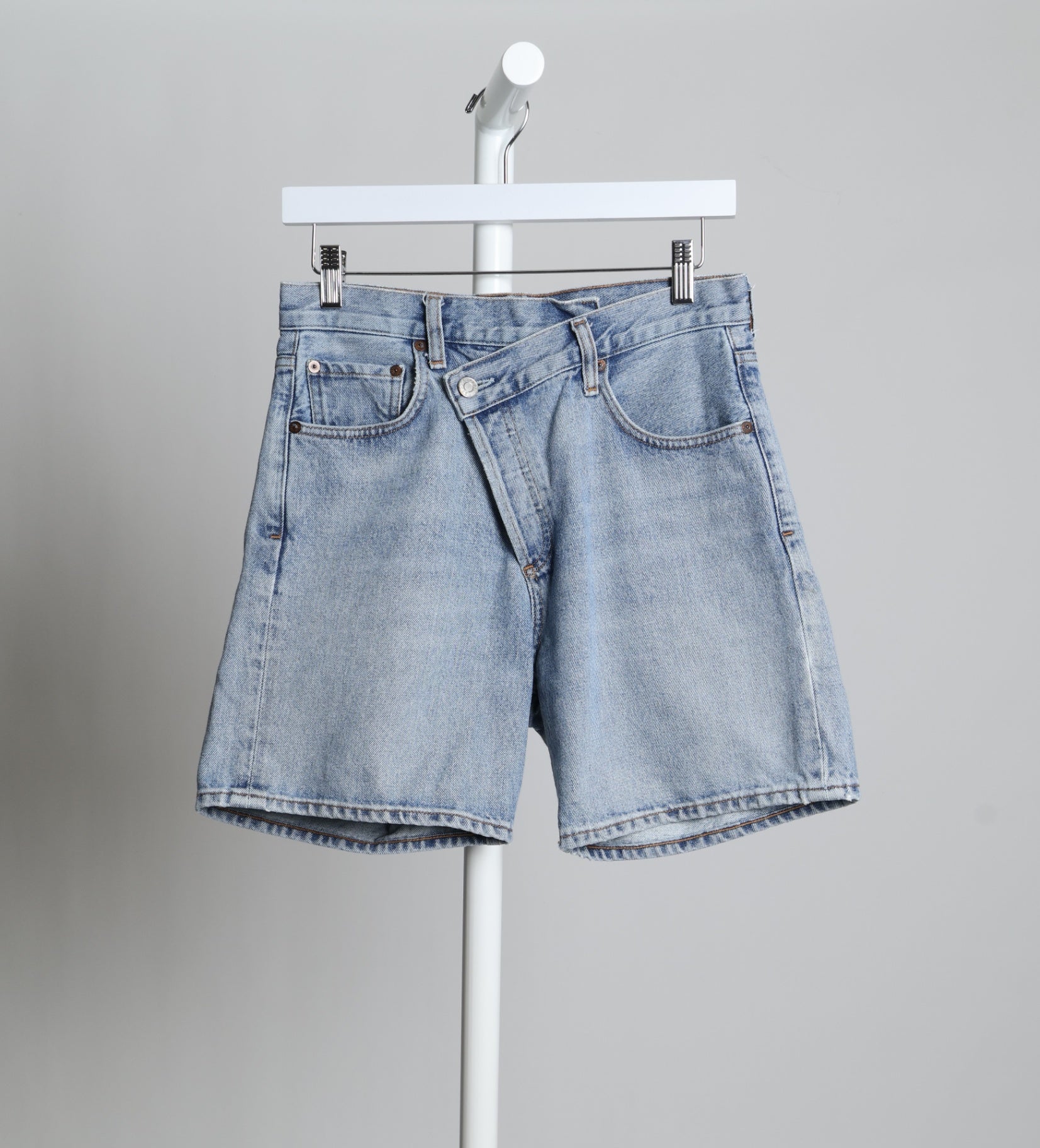 Short en demin avec ceinture croisée asymétrique