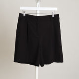 Short tailleur avec pinces sur le devant