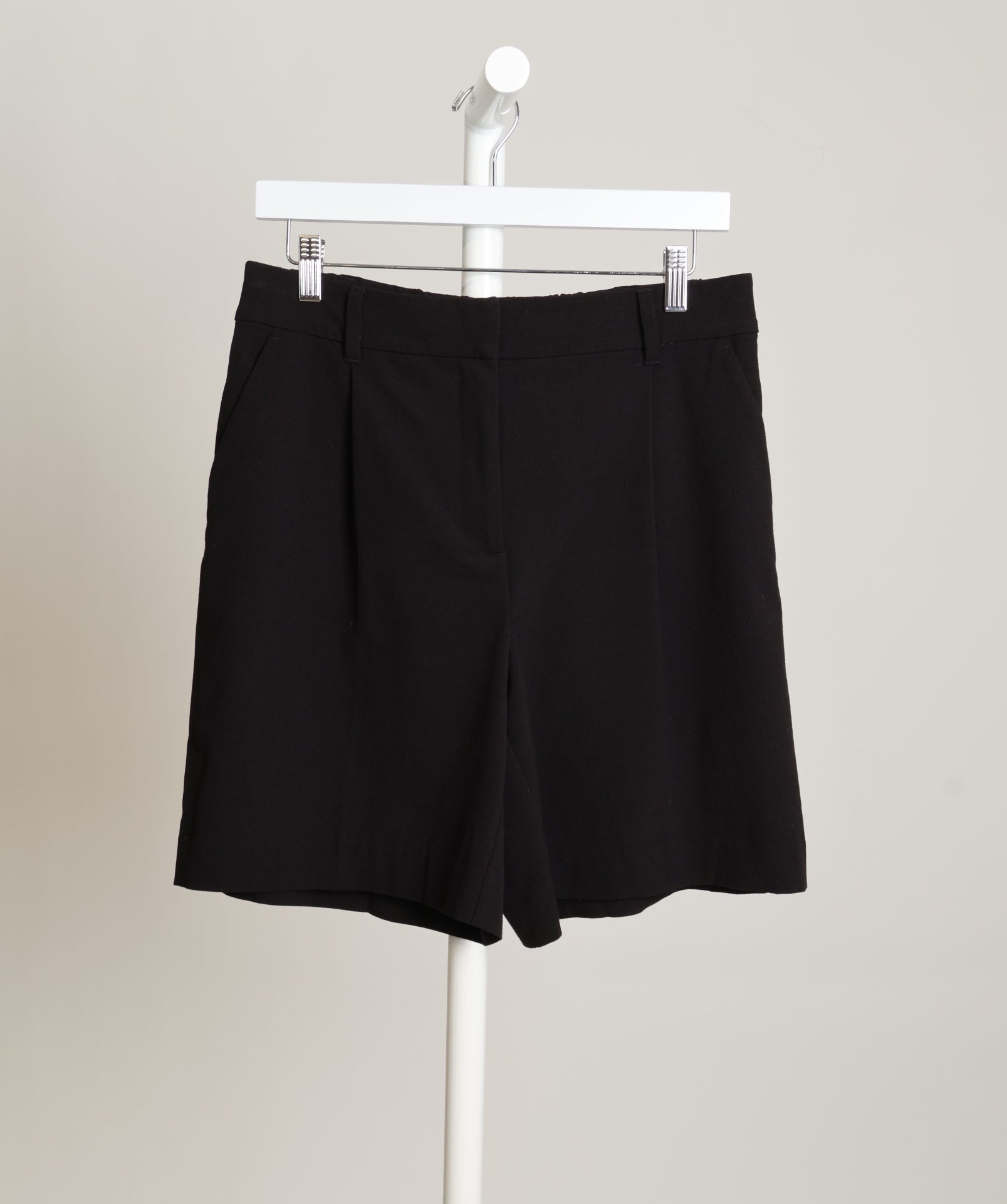 Short tailleur avec pinces sur le devant