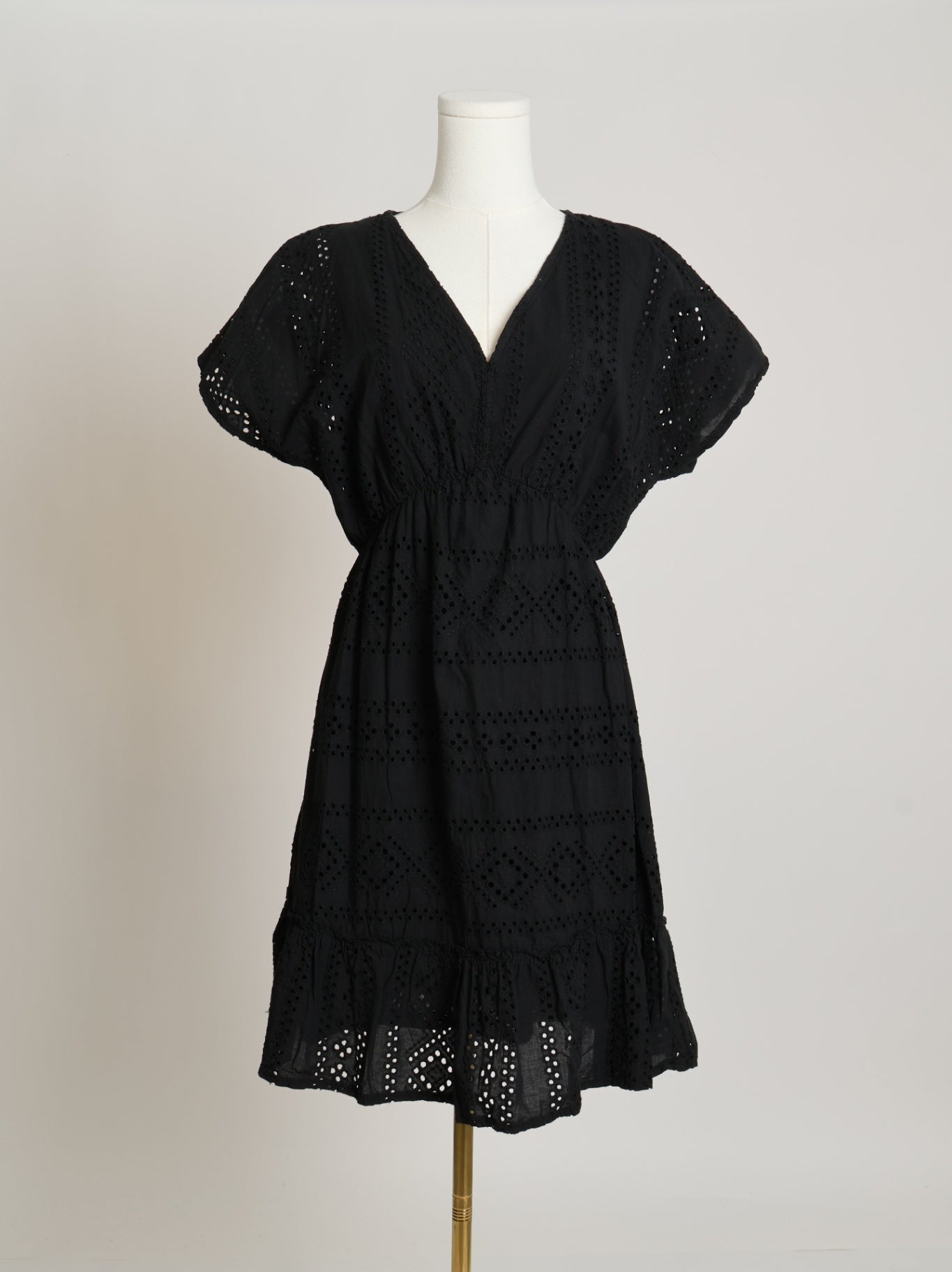 Robe courte avec broderie anglaise 