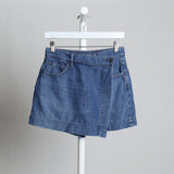 Jupe-short avec pan croisé au l'avant