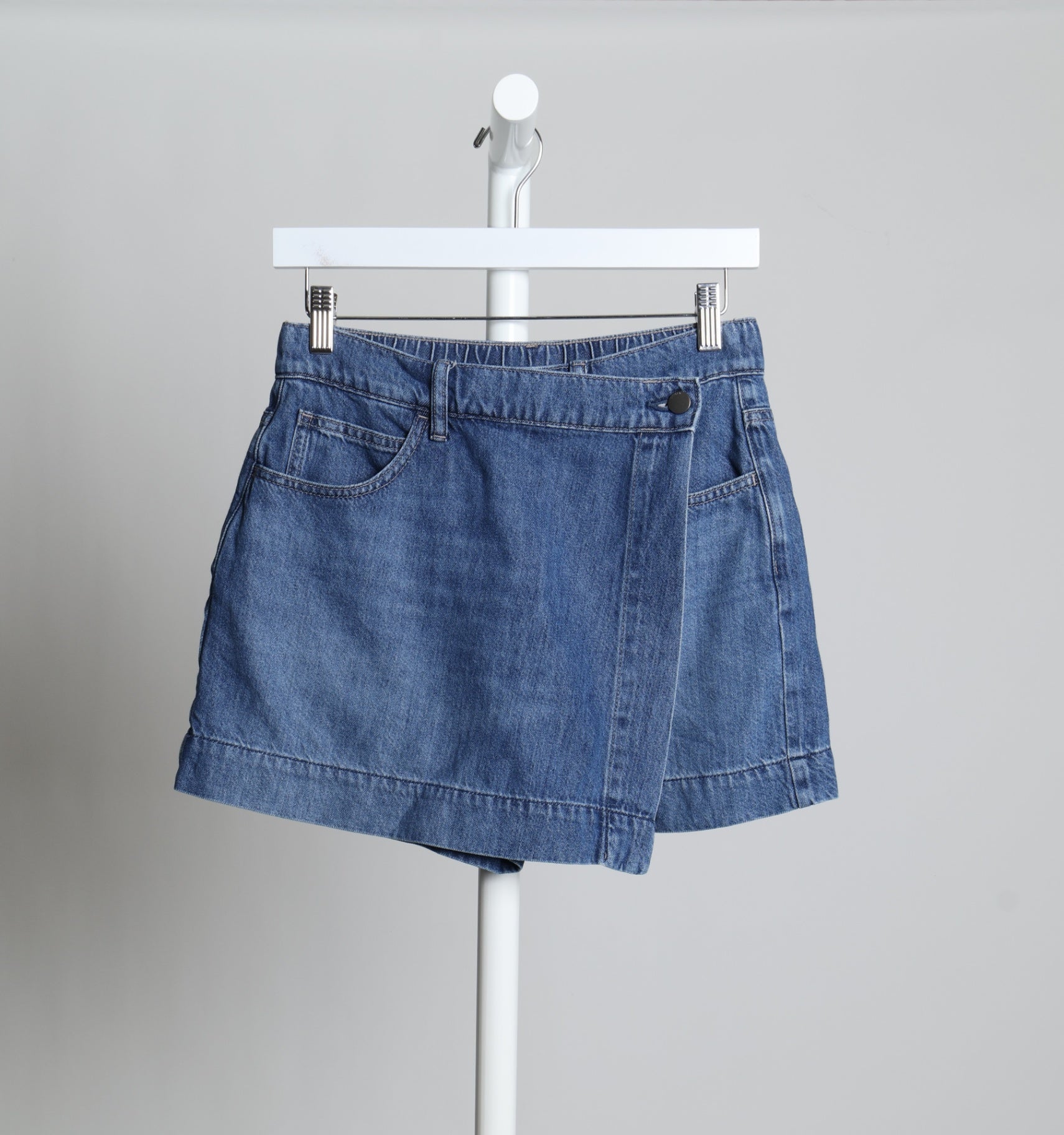 Jupe-short avec pan croisé au l'avant
