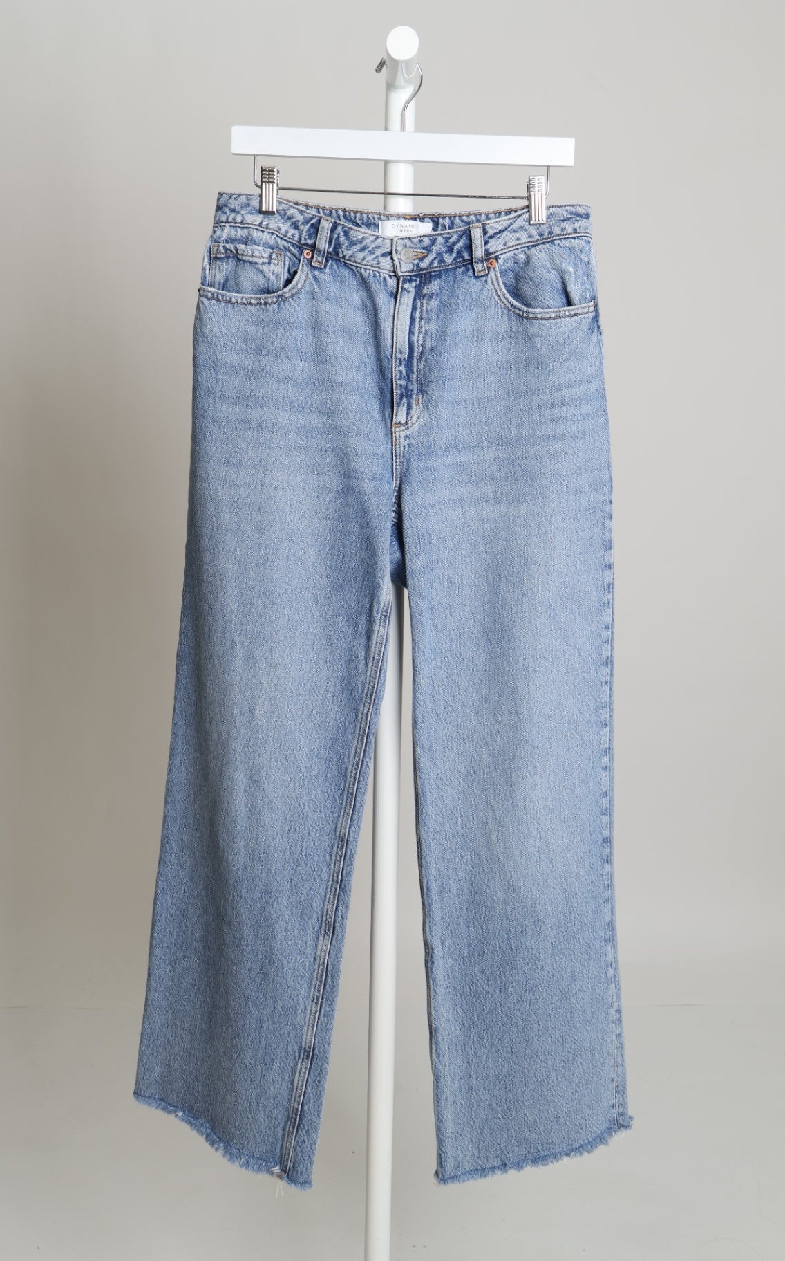 Jean taille haute et jambes larges avec bas effilochés (Heidi)