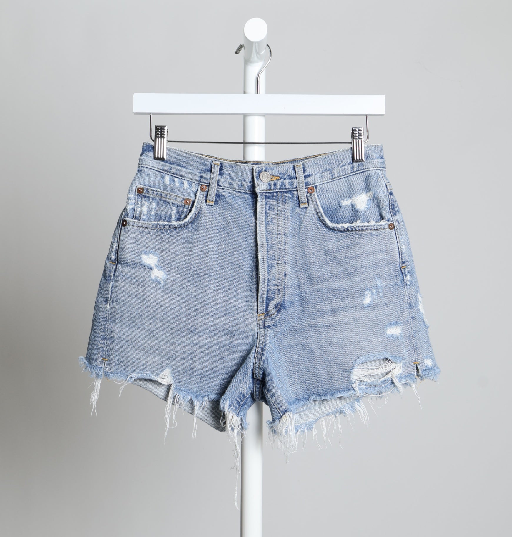 Short avec ourlets effilochés