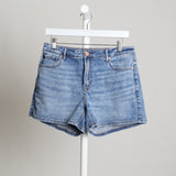 Short classique avec mi-haute 