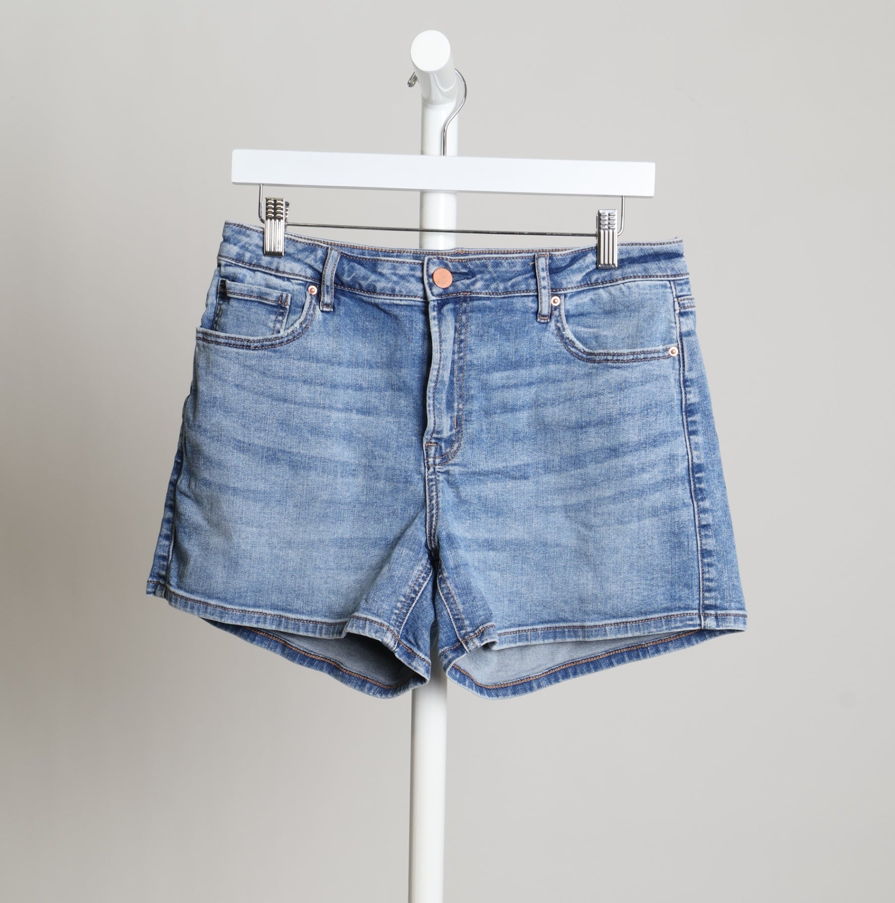Short classique avec mi-haute 